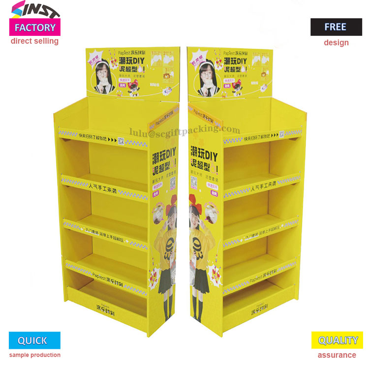 Il piccolo espositore di cartone giallo del supermercato è in fiamme!