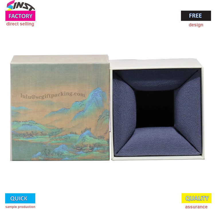 La confezione regalo con tazza stampa la cultura nei dettagli