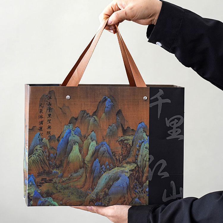 Una confezione regalo con tazza in ceramica intrisa dello spirito delle montagne e dei fiumi: tenerla tra le mani dà un senso di calore.