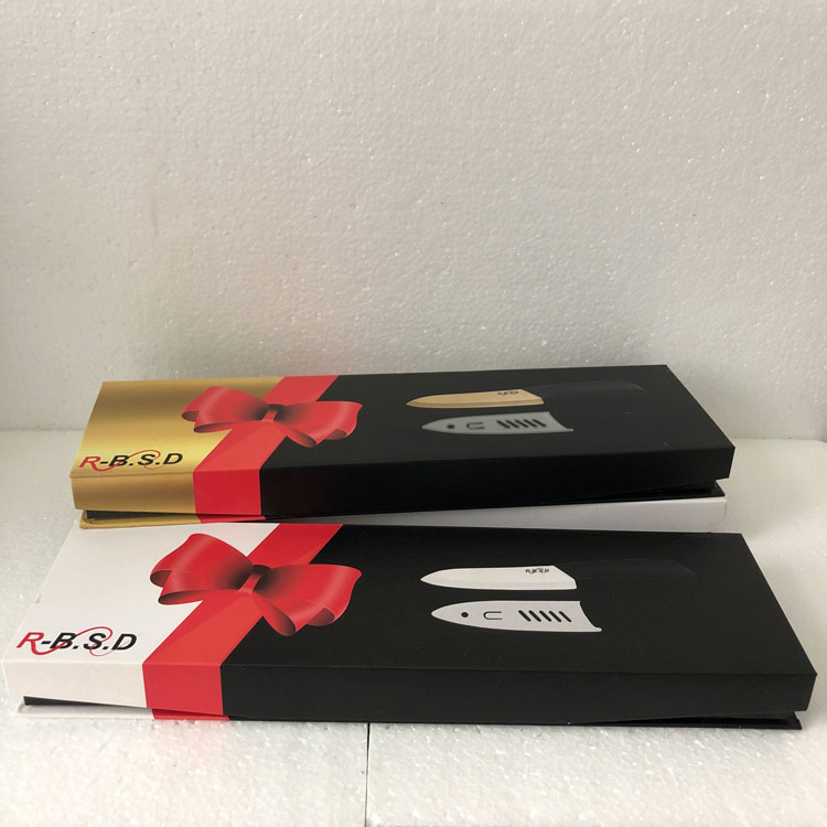 The main body of the black Knife Gift Box is like a warm obsidian, with a bright red bow tied to the side, like a gentle bow tied to a cold knife. The gold version at the top is printed with a gold and silver knife pattern, while the white version at the bottom matches the silver.When giving a gift, the recipient immediately understands: 'This gift is generous enough.'